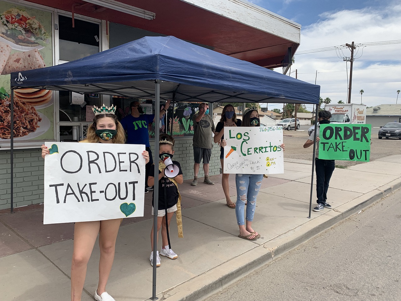 Holtville Restaurant Customers Get Royal » Holtville Tribune